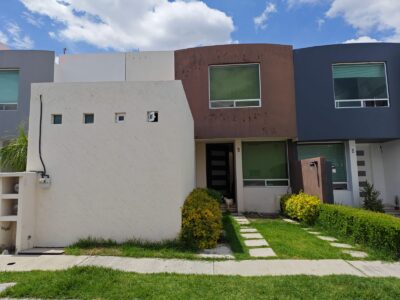 Casa de uso en venta Zona “CIUDAD UNIVERSITARIA”