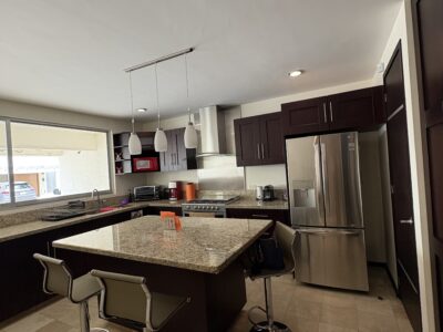 Amplia casa de uso en Venta “LA RIVIERA RESIDENCIAL”