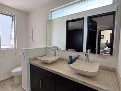 Amplia casa de uso en Venta “LA RIVIERA RESIDENCIAL”