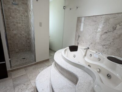 Amplia casa de uso en Venta “LA RIVIERA RESIDENCIAL”